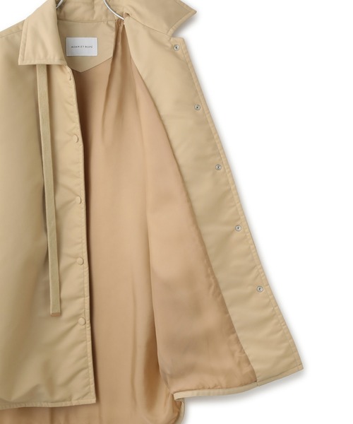 ADAM ET ROPE'（アダムエロペ）の「【サステナブル】ボンバーツイルパデットシャツブルゾン/撥水（ブルゾン・レディース・ベージュ/ダークブラウン・FREE）」の3枚目の写真