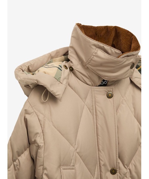 Barbour(バブアー)の「Yasminキルティング ダウン ジャケット ロング(レディース)(ダウンジャケット/コート・レディース・ブラック/ベージュ・8/10)」の18枚目の写真