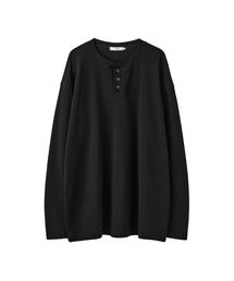 AREUBAN（アルバン）の「パールボタンネックワッフルロングスリーブ_ダストブラック（Tシャツ/カットソー）」