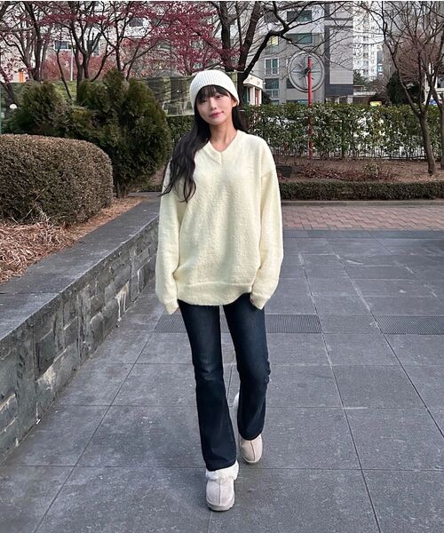 WaiKei(ワイケイ)の「ドルフィンヘアリーVネックニットアイボリー(ニット/セーター・レディース・その他・1/2)」の2枚目の写真