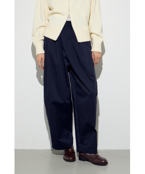 AZUL by moussy(アズールバイマウジー)の「イージーチノカーブパンツ(チノパンツ・レディース・ダークネイビー/ベージュ・SMALL/MEDIUM)」の2枚目の写真