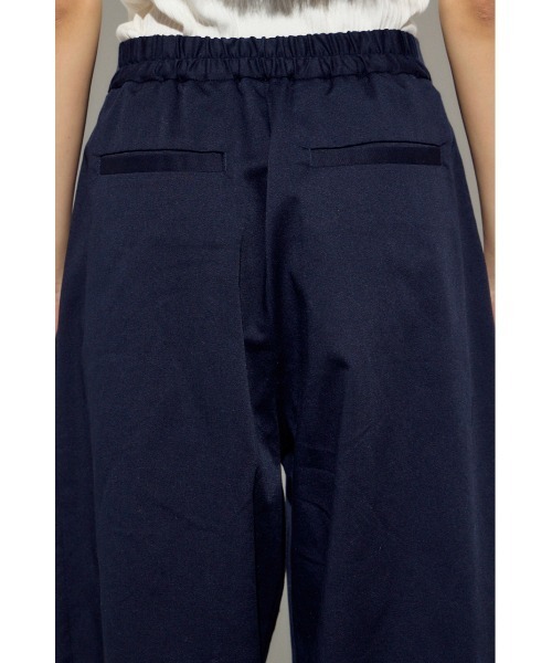 AZUL by moussy(アズールバイマウジー)の「イージーチノカーブパンツ(チノパンツ・レディース・ダークネイビー/ベージュ・SMALL/MEDIUM)」の18枚目の写真