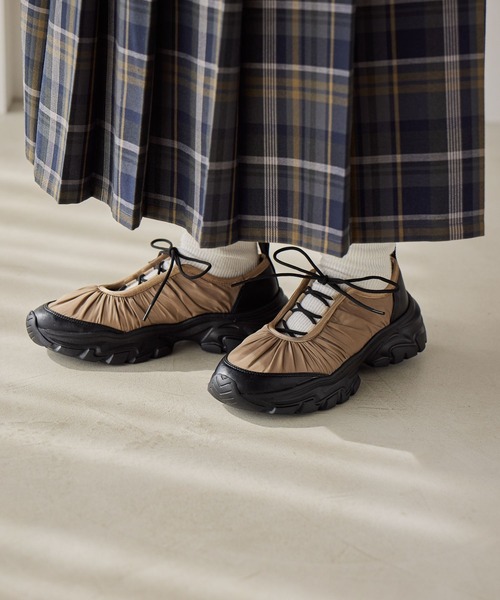 studio CLIP(スタディオクリップ)の「軽らくギャザースニーカー(スニーカー・レディース・ブラック/ベージュ・LARGE/MEDIUM)」の2枚目の写真