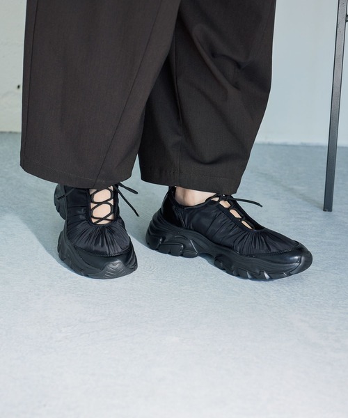 studio CLIP(スタディオクリップ)の「軽らくギャザースニーカー(スニーカー・レディース・ブラック/ベージュ・LARGE/MEDIUM)」の1枚目の写真