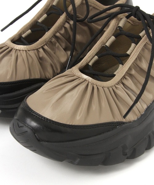 studio CLIP(スタディオクリップ)の「軽らくギャザースニーカー(スニーカー・レディース・ブラック/ベージュ・LARGE/MEDIUM)」の3枚目の写真