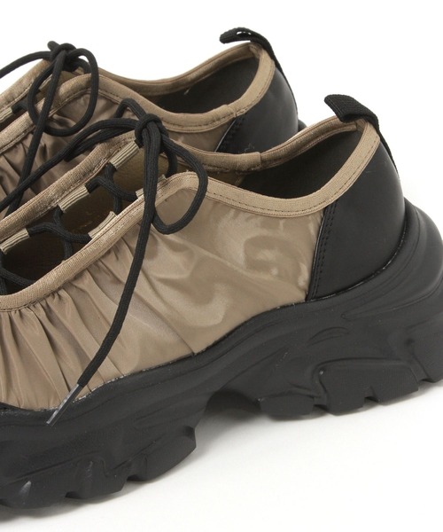 studio CLIP(スタディオクリップ)の「軽らくギャザースニーカー(スニーカー・レディース・ブラック/ベージュ・LARGE/MEDIUM)」の4枚目の写真