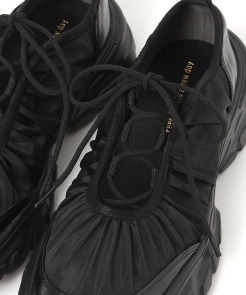 studio CLIP(スタディオクリップ)の「軽らくギャザースニーカー(スニーカー・レディース・ブラック/ベージュ・LARGE/MEDIUM)」の16枚目の写真