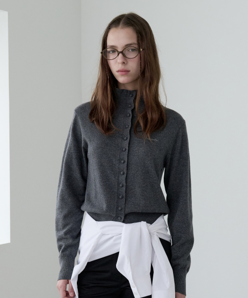 ROLAROLA(ロラロラ)の「WOOL BLENDED HIGH NECK KNIT CARDIGAN CHARCOAL(カーディガン/ボレロ・レディース・その他・FREE)」の1枚目の写真