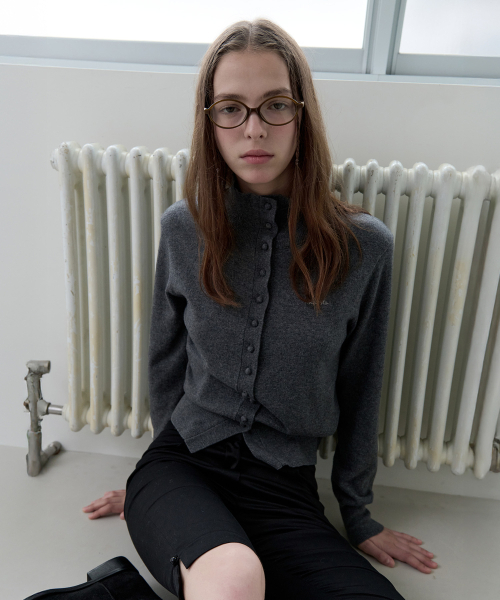 ROLAROLA(ロラロラ)の「WOOL BLENDED HIGH NECK KNIT CARDIGAN CHARCOAL(カーディガン/ボレロ・レディース・その他・FREE)」の2枚目の写真