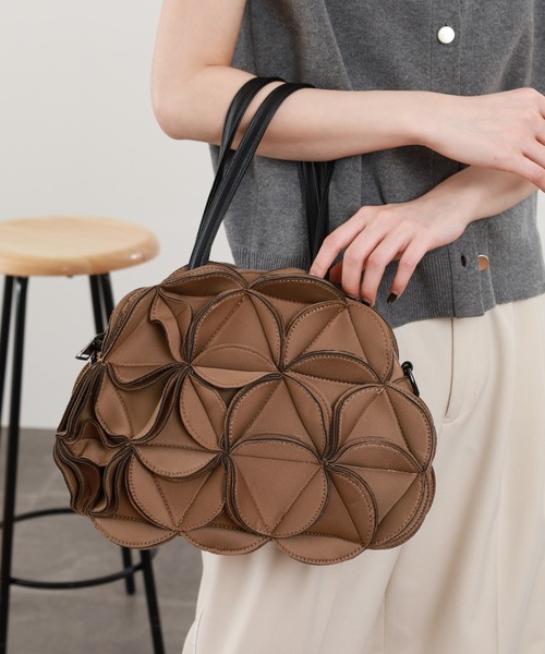 crossi(クロッシー)の「花モチーフボンディング2WAYバッグ(ショルダーバッグ・レディース・グレー/ネイビー/オリーブ/ブラック/レッド/ベージュ・F/FREE)」の2枚目の写真