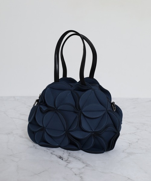 crossi(クロッシー)の「花モチーフボンディング2WAYバッグ(ショルダーバッグ・レディース・グレー/ネイビー/オリーブ/ブラック/レッド/ベージュ・F/FREE)」の5枚目の写真