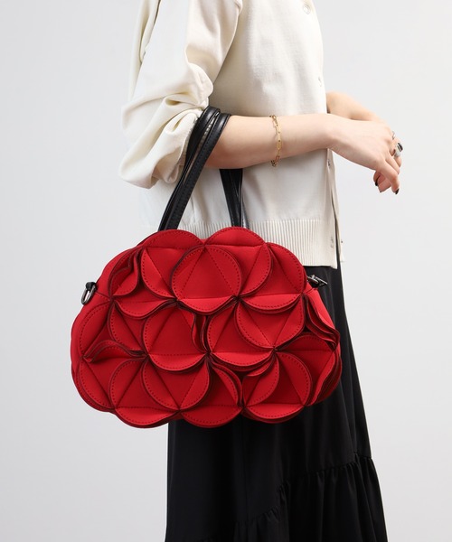 crossi(クロッシー)の「花モチーフボンディング2WAYバッグ(ショルダーバッグ・レディース・グレー/ネイビー/オリーブ/ブラック/レッド/ベージュ・F/FREE)」の6枚目の写真