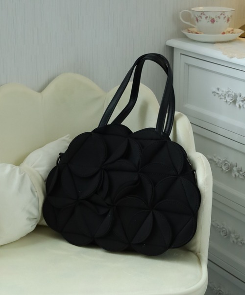 crossi(クロッシー)の「花モチーフボンディング2WAYバッグ(ショルダーバッグ・レディース・グレー/ネイビー/オリーブ/ブラック/レッド/ベージュ・F/FREE)」の1枚目の写真