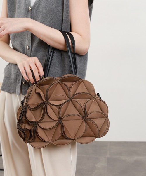 crossi(クロッシー)の「花モチーフボンディング2WAYバッグ(ショルダーバッグ・レディース・グレー/ネイビー/オリーブ/ブラック/レッド/ベージュ・F/FREE)」の15枚目の写真