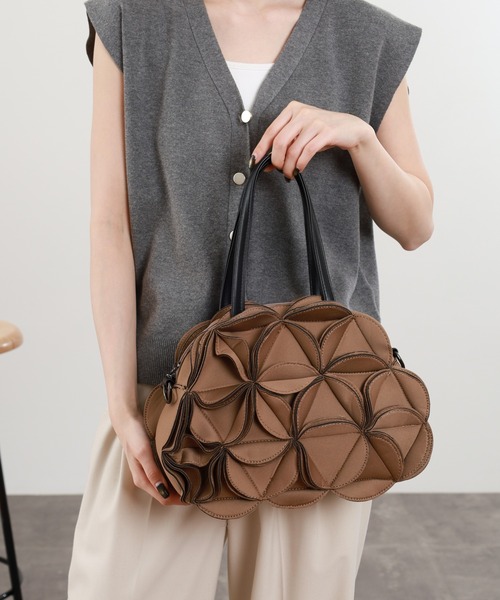 crossi(クロッシー)の「花モチーフボンディング2WAYバッグ(ショルダーバッグ・レディース・グレー/ネイビー/オリーブ/ブラック/レッド/ベージュ・F/FREE)」の16枚目の写真