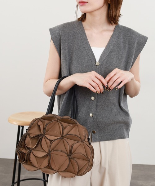 crossi(クロッシー)の「花モチーフボンディング2WAYバッグ(ショルダーバッグ・レディース・グレー/ネイビー/オリーブ/ブラック/レッド/ベージュ・F/FREE)」の17枚目の写真