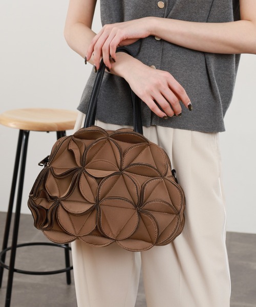 crossi(クロッシー)の「花モチーフボンディング2WAYバッグ(ショルダーバッグ・レディース・グレー/ネイビー/オリーブ/ブラック/レッド/ベージュ・F/FREE)」の19枚目の写真