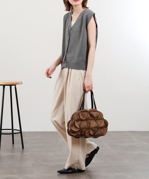 crossi(クロッシー)の「花モチーフボンディング2WAYバッグ(ショルダーバッグ・レディース・グレー/ネイビー/オリーブ/ブラック/レッド/ベージュ・F/FREE)」の21枚目の写真