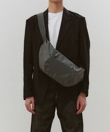 MADGOAT（マッドゴート）の「シティハーフムーンメッセンジャーバッグ_カーキグレー（メッセンジャーバッグ）」