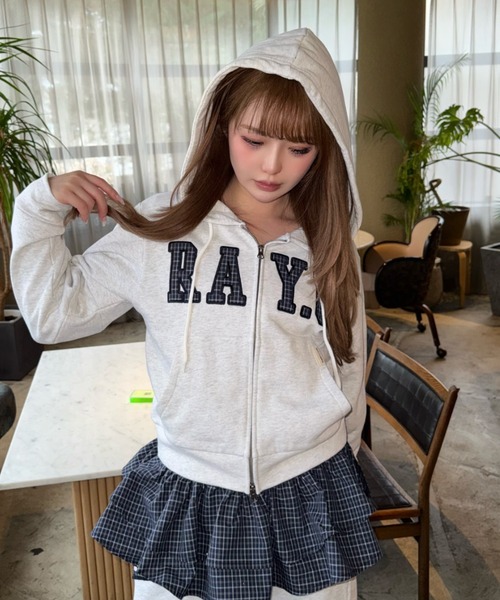 RAY CASSIN(レイカズン)の「ロゴパッチワークパーカー(パーカー・レディース・ホワイト系その他/ホワイト/ネイビー/グレー系その他2・FREE)」の3枚目の写真