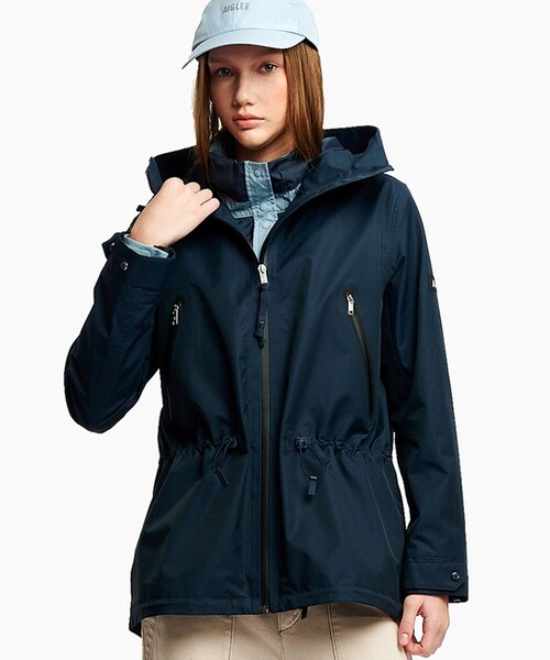 AIGLE（エーグル）の「透湿防水 2レイヤー フーディジャケット RP（マウンテンパーカー・レディース・ダークネイビー/ホワイト/ピンク・44/42/40/38/36/34）」の2枚目の写真