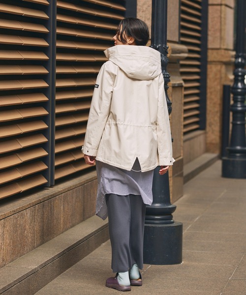 AIGLE（エーグル）の「透湿防水 2レイヤー フーディジャケット RP（マウンテンパーカー・レディース・ダークネイビー/ホワイト/ピンク・44/42/40/38/36/34）」の5枚目の写真