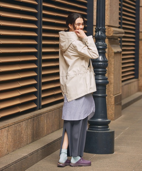 AIGLE（エーグル）の「透湿防水 2レイヤー フーディジャケット RP（マウンテンパーカー・レディース・ダークネイビー/ホワイト/ピンク・44/42/40/38/36/34）」の4枚目の写真