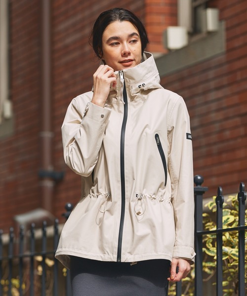 AIGLE（エーグル）の「透湿防水 2レイヤー フーディジャケット RP（マウンテンパーカー・レディース・ダークネイビー/ホワイト/ピンク・44/42/40/38/36/34）」の7枚目の写真