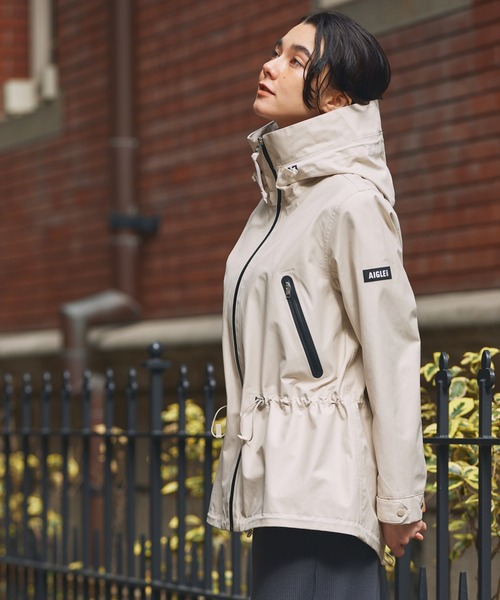 AIGLE（エーグル）の「透湿防水 2レイヤー フーディジャケット RP（マウンテンパーカー・レディース・ダークネイビー/ホワイト/ピンク・44/42/40/38/36/34）」の8枚目の写真