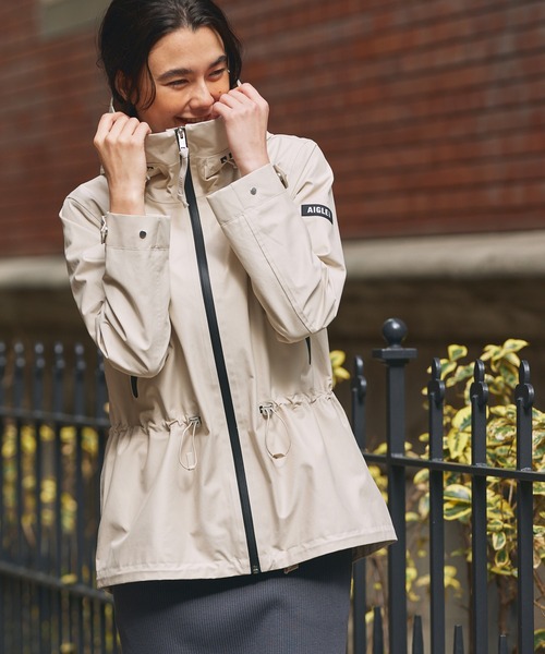 AIGLE（エーグル）の「透湿防水 2レイヤー フーディジャケット RP（マウンテンパーカー・レディース・ダークネイビー/ホワイト/ピンク・44/42/40/38/36/34）」の10枚目の写真