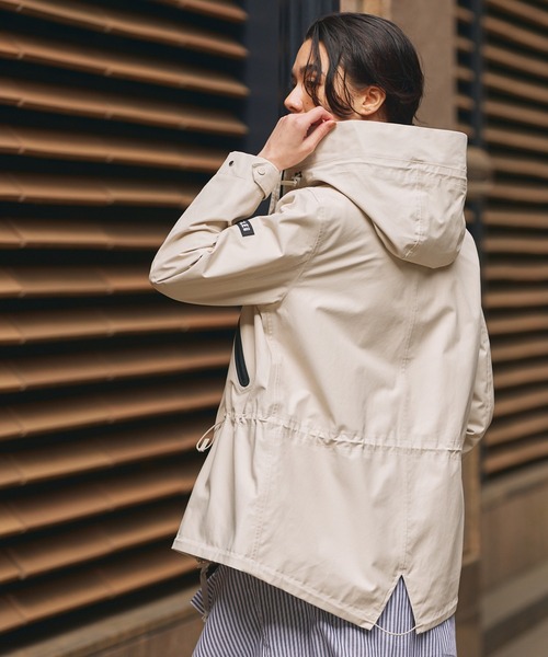 AIGLE（エーグル）の「透湿防水 2レイヤー フーディジャケット RP（マウンテンパーカー・レディース・ダークネイビー/ホワイト/ピンク・44/42/40/38/36/34）」の15枚目の写真