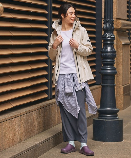 AIGLE（エーグル）の「透湿防水 2レイヤー フーディジャケット RP（マウンテンパーカー・レディース・ダークネイビー/ホワイト/ピンク・44/42/40/38/36/34）」の17枚目の写真