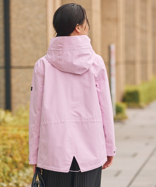 AIGLE（エーグル）の「透湿防水 2レイヤー フーディジャケット RP（マウンテンパーカー・レディース・ダークネイビー/ホワイト/ピンク・44/42/40/38/36/34）」の21枚目の写真