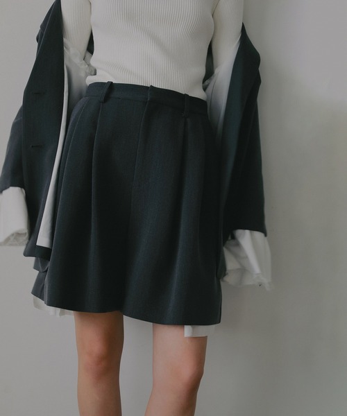 MANOF(マノフ)の「FLARED SHORT PANTS(その他パンツ・レディース・イエロー/チャコールグレー/ブラック/ベージュ・M/S)」の3枚目の写真