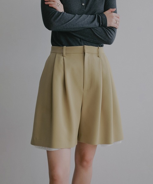 MANOF(マノフ)の「FLARED SHORT PANTS(その他パンツ・レディース・イエロー/チャコールグレー/ブラック/ベージュ・M/S)」の4枚目の写真