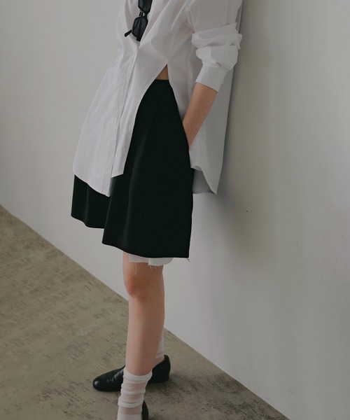 MANOF(マノフ)の「FLARED SHORT PANTS(その他パンツ・レディース・イエロー/チャコールグレー/ブラック/ベージュ・M/S)」の2枚目の写真