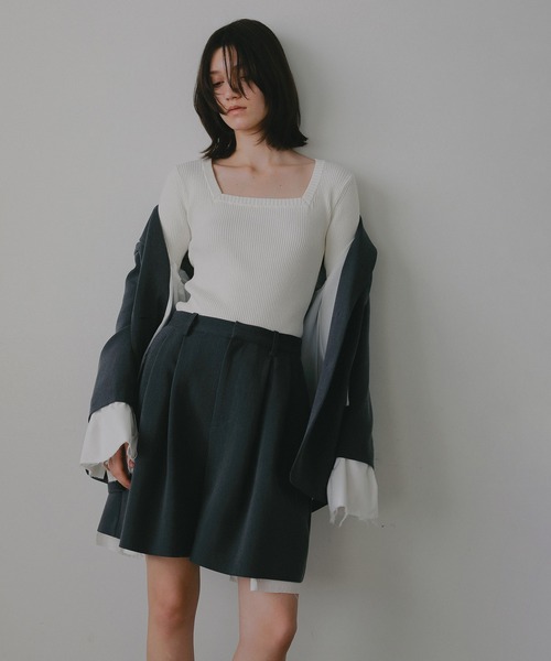 MANOF(マノフ)の「FLARED SHORT PANTS(その他パンツ・レディース・イエロー/チャコールグレー/ブラック/ベージュ・M/S)」の6枚目の写真