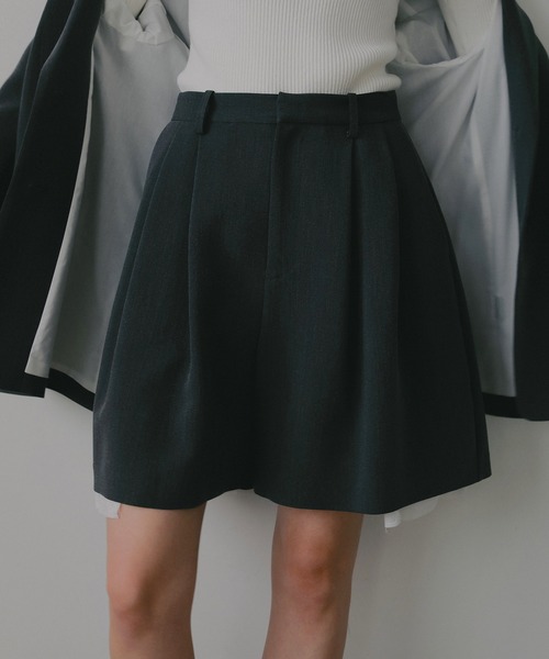 MANOF(マノフ)の「FLARED SHORT PANTS(その他パンツ・レディース・イエロー/チャコールグレー/ブラック/ベージュ・M/S)」の5枚目の写真