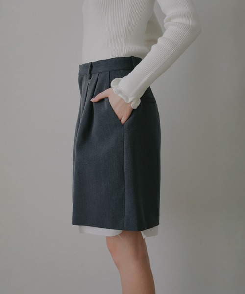 MANOF(マノフ)の「FLARED SHORT PANTS(その他パンツ・レディース・イエロー/チャコールグレー/ブラック/ベージュ・M/S)」の9枚目の写真