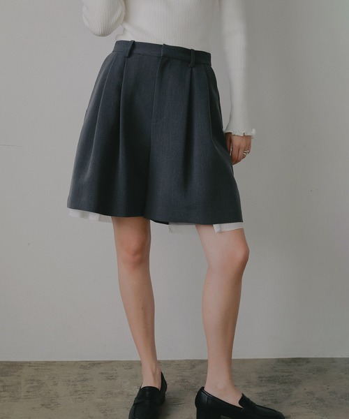 MANOF(マノフ)の「FLARED SHORT PANTS(その他パンツ・レディース・イエロー/チャコールグレー/ブラック/ベージュ・M/S)」の7枚目の写真