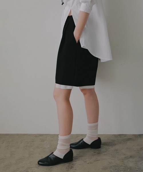 MANOF(マノフ)の「FLARED SHORT PANTS(その他パンツ・レディース・イエロー/チャコールグレー/ブラック/ベージュ・M/S)」の18枚目の写真