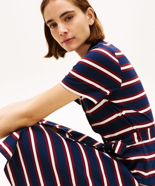 TOMMY HILFIGER(トミーヒルフィガー)の「ローブフィット&フレアポロミディショートスリーブワンピース(ワンピース・レディース・マルチ・MEDIUM/X-SMALL/SMALL)」の2枚目の写真