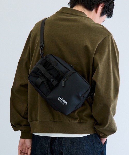 GERRY(ジェリー)の「【GERRY】ボトルポケット付きショルダーバッグ ワンポイントロゴ A5収納/500mlペットボトルポケット/撥水コーティング R2331 YMY(ショルダーバッグ・メンズ・ブラック・FREE)」の1枚目の写真