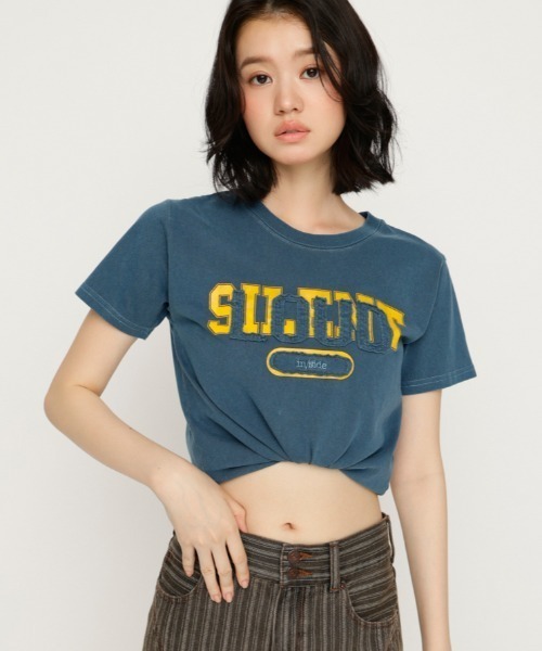 SLY（スライ）の「【SNSで話題！】LOGO ON PATCH T/SH ロゴオンパッチティーシャツ 春服 夏服（Tシャツ/カットソー・レディース・ライトイエロー/ライトピンク/ライトブラック/ネイビー・FREE）」の3枚目の写真