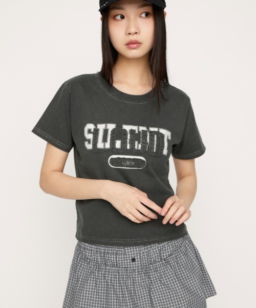 SLY（スライ）の「【SNSで話題！】LOGO ON PATCH T/SH ロゴオンパッチティーシャツ 春服 夏服（Tシャツ/カットソー・レディース・ライトイエロー/ライトピンク/ライトブラック/ネイビー・FREE）」の2枚目の写真