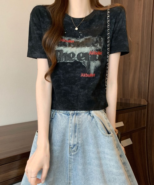 2ly2(トゥーリートゥー)の「ヴィンテージ風ロゴプリント クロップドTシャツ 半袖 コンパクトトップス(Tシャツ/カットソー・レディース・グレー/ベージュ/ホワイト/ブラック・FREE)」の1枚目の写真