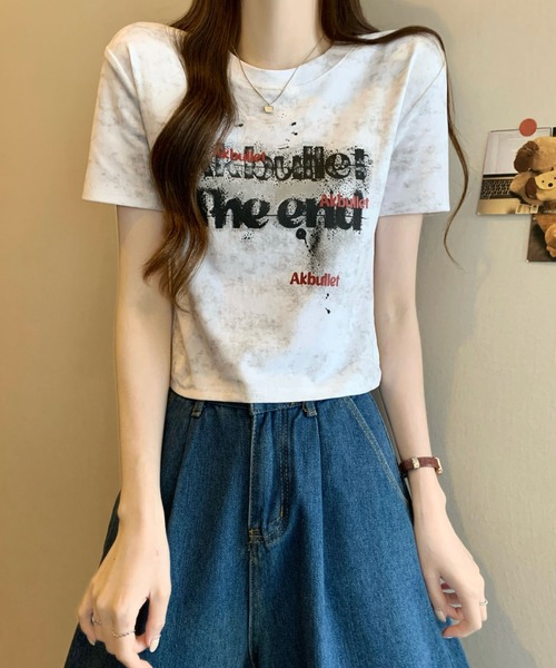 2ly2(トゥーリートゥー)の「ヴィンテージ風ロゴプリント クロップドTシャツ 半袖 コンパクトトップス(Tシャツ/カットソー・レディース・グレー/ベージュ/ホワイト/ブラック・FREE)」の7枚目の写真