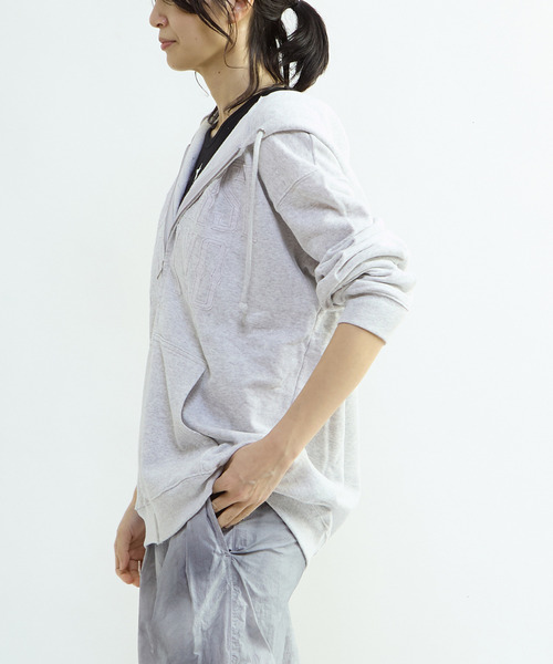 CONVERSE TOKYO(コンバーストウキョウ)の「PATCHWORK LOGO ZIP HOODIE(パーカー・レディース・ネイビー/ライトグレー/ブラック・SMALL/MEDIUM)」の5枚目の写真