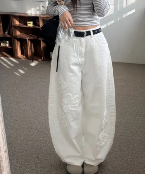 FREE STYLISTS（フリー スタイリスト）の「YUGA_YGMC　　Korean-style  Flower embroidered barrel pants（デニムパンツ・レディース・ホワイト・S/M/L）」の2枚目の写真