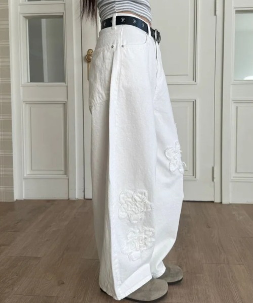 FREE STYLISTS（フリー スタイリスト）の「YUGA_YGMC　　Korean-style  Flower embroidered barrel pants（デニムパンツ・レディース・ホワイト・S/M/L）」の5枚目の写真